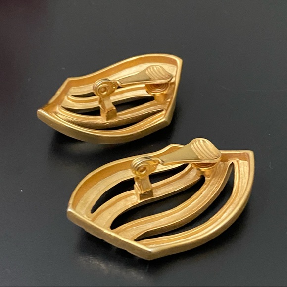 Unique Vintage 80’s Unsigned Gold-tone Sheet Runway Large Clip On Earrings 31g - Picture 12 of 14